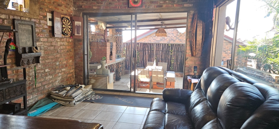 5 Bedroom Property for Sale in Langenhovenpark Free State